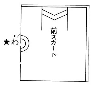 D. スタンドカラーのリボン付きドレス