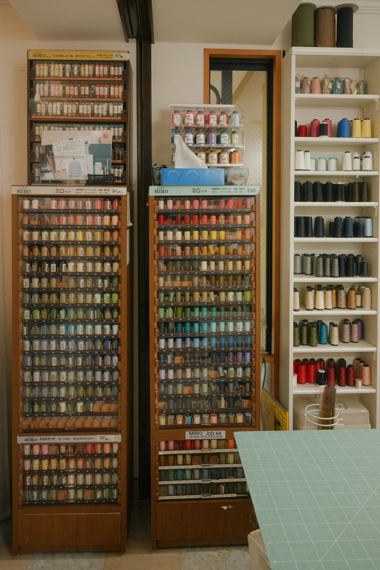 糸が揃った棚